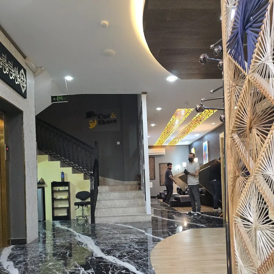 Cut and Shave صالون للحلاقة و سبا للرجال